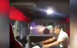 Video: Cảm động câu chuyện vợ gặp nạn nằm trên xe cứu thương, chồng hối hận 'thề' bỏ nhậu