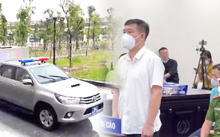 Video: Nhận hối lộ để tha người đang bị tạm giữ, cựu trưởng Công an quận Tây Hồ hầu tòa