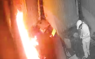 Video: Trích xuất camera, điều tra vụ người đàn ông 'đổ chất lỏng' đốt nhà trong đêm