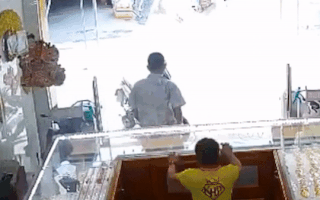 Video: Nam nhân viên nhảy qua tủ kính, khống chế người đàn ông cướp tiệm vàng
