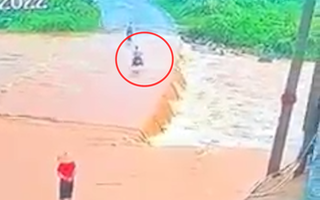 Video: Đi qua ngầm tràn, một học sinh bị nước cuốn trôi ở Lào Cai