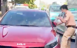 Video: CSGT truy đuổi hơn 6km bắt tài xế lái ô tô chạy quá tốc độ, vượt đèn đỏ