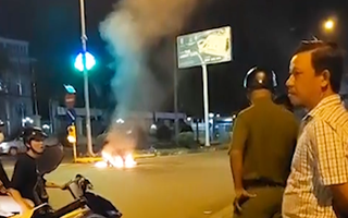 Video: Điều tra vụ hỗn chiến giữa 2 nhóm thanh niên, đốt xe máy gây náo loạn đường phố