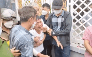 Video: Người thân khóc ngất tại hiện trường tìm kiếm 3 mẹ con bị mắc kẹt trong đám cháy ở Ninh Thuận