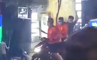 Video: Nghi mâu thuẫn trong lúc 'giật cô hồn', nhóm người mang hung khí gây náo loạn đường phố