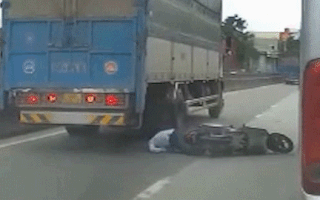Video: Ai cũng chúc mừng người chạy xe máy quá may mắn sau tai nạn ngã ngay bánh xe tải