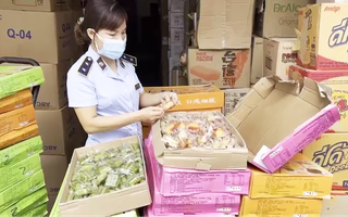 Video: Thu giữ hơn 10.000 bánh trung thu, nghi nhập lậu từ Trung Quốc