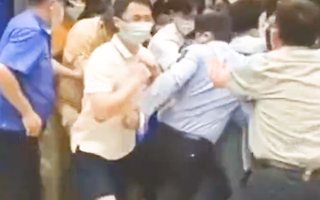 Video: Cửa hàng bị phong tỏa vì có người mắc COVID-19, người dân Thượng Hải tháo chạy tán loạn