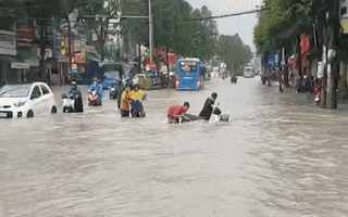 Video: Suối Săn Máu sạt lở, nước cuồn cuộn sau trận mưa lớn ở Biên Hòa