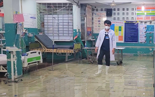 Video: Bác sĩ mang ủng cấp cứu bệnh nhân ở khoa cấp cứu Bệnh viện Hóc Môn