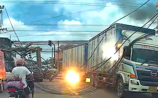 Video: Xe đầu kéo giật đổ trụ điện, gây cháy nổ trên đường ở Thái Lan
