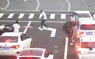 Video: Bé gái bị rơi xuống đường, người mẹ vẫn lái ô tô đi tiếp mà không hay biết