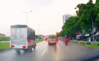 Video: Khoảnh khắc xe khách trượt ngang, tránh người đi xe máy té ngã giữa đường