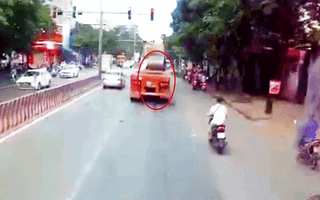 Video: Cận cảnh xe đầu kéo dừng đèn đỏ, cuộn sắt hàng chục tấn rơi xuống đường