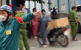 Video: Người đàn ông gục chết trên xe khi đang đi giao hàng ở Thủ Đức