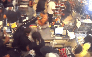 Video: Cảnh sát truy tìm cả trăm người xông vào cướp cửa hàng tiện lợi ở Mỹ