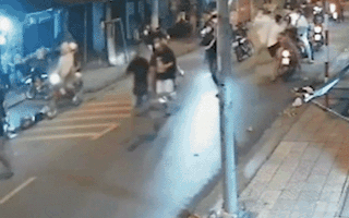 Video: 2 nhóm thanh niên mang hung khí hỗn chiến chỉ vì tiếng nẹt pô xe