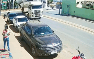 Video: Ống bê tông từ xe đầu kéo đổ ập xuống đường, đè nhiều ô tô, một bài học đắt giá cho các tài xế