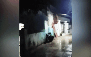 Video: Khoảnh khắc căn nhà bị sập trôi xuống sông ở Lạng Sơn, nhiều người dân tháo chạy