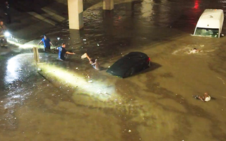Video: Mưa lớn khiến nhiều xe cộ chết máy, trôi nổi trên đại lộ ở Mỹ
