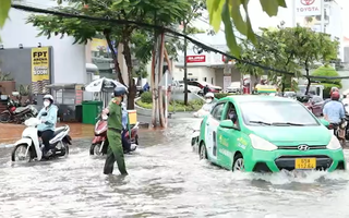 Video: Cơn mưa hơn 1 tiếng, nhiều tuyến đường ở Cần Thơ bị ngập