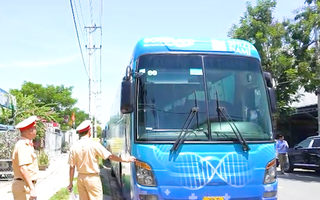 Video: CSGT làm việc với tài xế đoàn xe dán decal phủ kín để quảng cáo dự án bất động sản