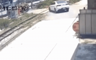 Video: Nữ tài xế lái ô tô vượt đường ngang dân sinh ở Hải Dương bị tàu hỏa đâm xoay 360 độ