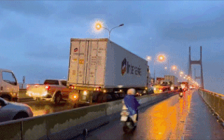 Video: Xe tải tông đuôi dính chặt vào xe bồn trên cầu Phú Mỹ, giao thông ùn tắc gần 3 giờ