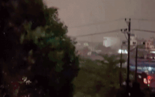 Video: Bão số 3 gây mưa lớn, người dân nhiều tỉnh thành phía Bắc bì bõm chuyển đồ trong đêm