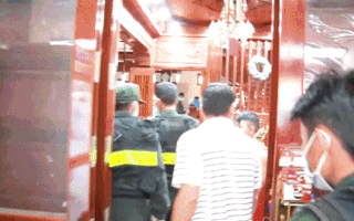Video: Hơn 230 cảnh sát đột kích tụ điểm đánh bạc cực lớn ở Phú Yên