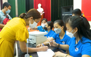 Video: Muốn con vào học mầm non, phụ huynh ở Hà Nội phải 'bốc thăm may rủi'