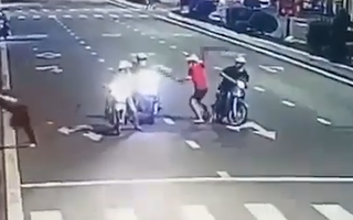 Video: Bắt nghi phạm cầm rựa chém người khi đang dừng đèn đỏ tại một ngã tư ở Cà Mau