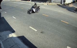 Video: 2 nữ 'ninja’ chạy xe máy húc nhau trên đường