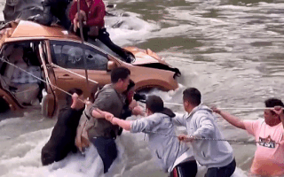 Video: Nghẹt thở cảnh căng dây cứu 2 vợ chồng kẹt trong ô tô rơi xuống dòng nước xiết