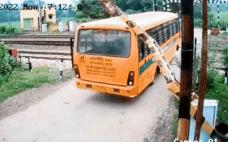 Video: Xe buýt chở 40 học sinh suýt bị tàu hỏa đâm trúng khi cố lao qua đường ray