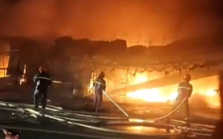Video: Cháy kiôt bán quần áo ở chợ, lửa đỏ rực trong đêm ở Bình Dương
