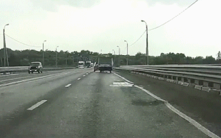 Video: Rơ-moóc tách khỏi ô tô, tông trực diện xe container đang chạy