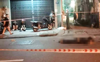 Video: Hai người đàn ông đang chạy xe máy thì dừng lại cự cãi, một người bị đâm chết