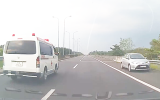 Video: Lập biên bản vi phạm với tài xế chạy ô tô ngược chiều trên đường cao tốc