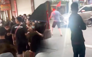Video: Mâu thuẫn khi xếp chỗ mua bánh trung thu, nhiều người lao vào đánh nhau