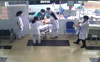 Video: Người đàn ông hóc bánh trung thu, được cấp cứu kịp thời ngay tại cửa phòng bệnh