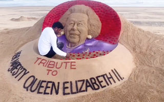 Video: Nghệ sĩ điêu khắc chân dung Nữ hoàng Elizabeth II trên cát để bày tỏ lòng tôn kính
