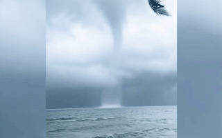 Video: Cận cảnh vòi rồng cao cả trăm mét xuất hiện trên biển Phú Quốc