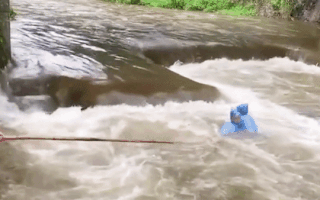 Video: Hai người đàn ông dùng cây tre cứu nhóm người bị kẹt giữa dòng nước xiết