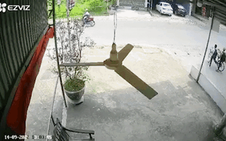 Video: Trích xuất camera vụ ô tô tập lái lao vào nhà dân, 2 người bị thương, nhiều người thót tim