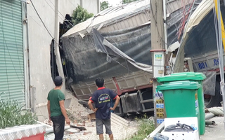 Video: Hiện trường xe tải tông sập tường nhà dân, tài xế kẹt trong cabin ở Bến Cát