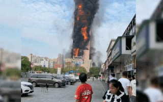 Video: Cháy ngùn ngụt, khói đen bao trùm tòa nhà cao 200 mét ở Trung Quốc, chưa rõ thương vong