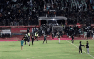Video: Đội nhà xuống hạng, nhiều CĐV tràn xuống sân đập phá ở Indonesia