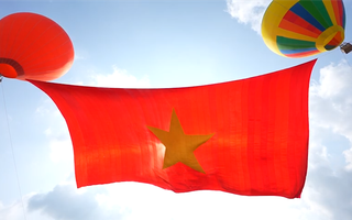 Video: Ấn tượng quốc kỳ Việt Nam được khinh khí cầu kéo lên bầu trời TP.HCM trong ngày lễ Quốc khánh