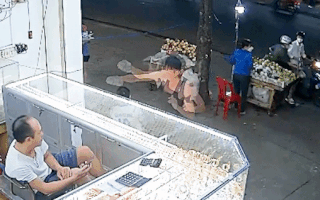 Video: Camera ghi hình thanh niên đập tủ kính, hốt vàng quăng ra đường ở Bình Dương